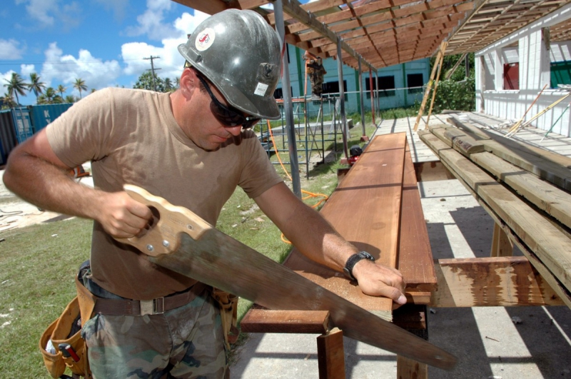 ebeniste-BREIL SUR ROYA-min_worker_construction_building_carpenter_male_job_build_helmet-893290